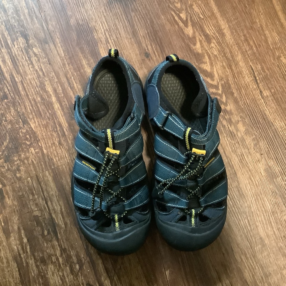 Keen men gorpcore camping hiking out doors atleisure sandal shoes size 6